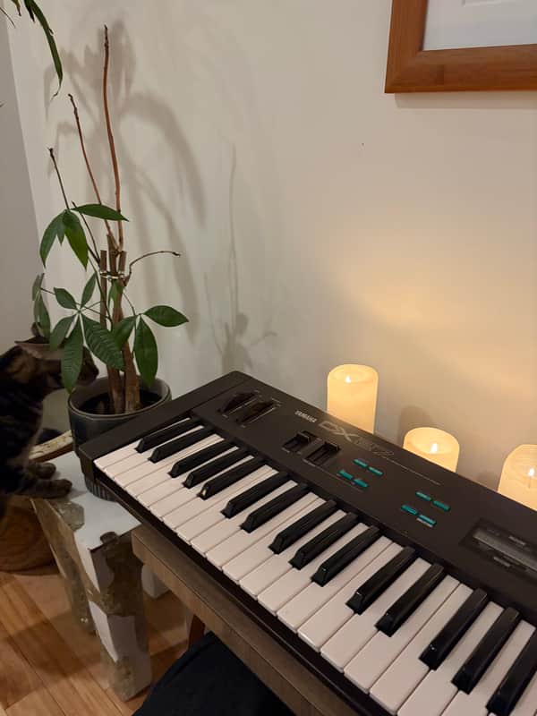 YAMAHA DX27 シンセサイザー The Iconic Sound Of A 14-bit Synth - Yamaha DX27 - YouTube