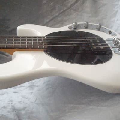 Musicman sub Ray 4 Sterling Arctic White Bass guitar Bild 9