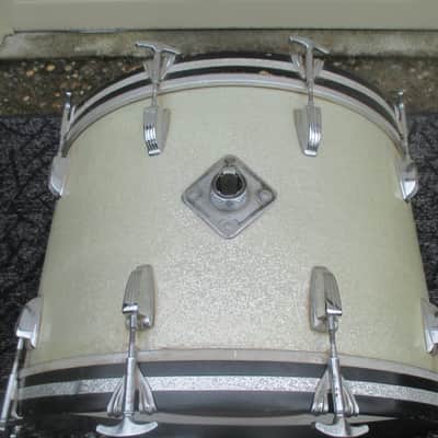 Ludwig Vintage Super Classic 22 X 14 Bass Drum, Silver Sparkle, 1960s Classic image 2