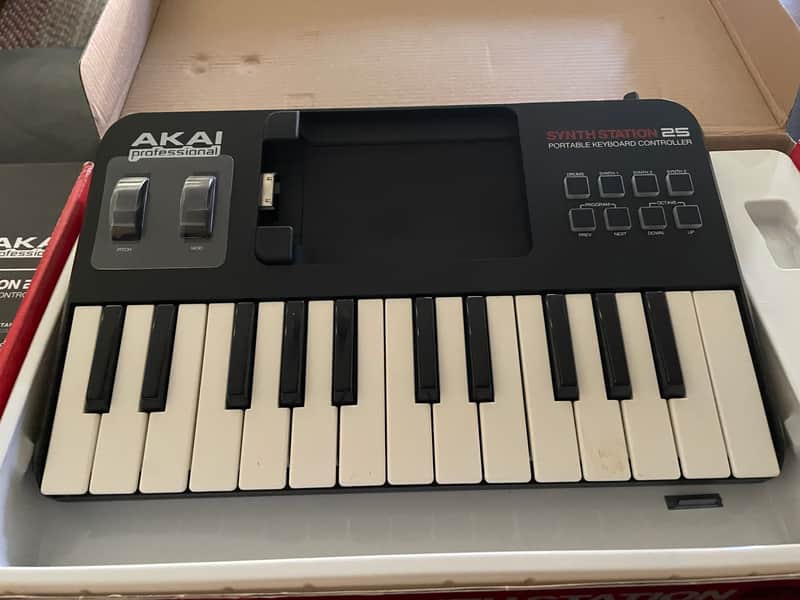 Akai SynthStation 25 iPad MIDI Keyboard Controller image 1