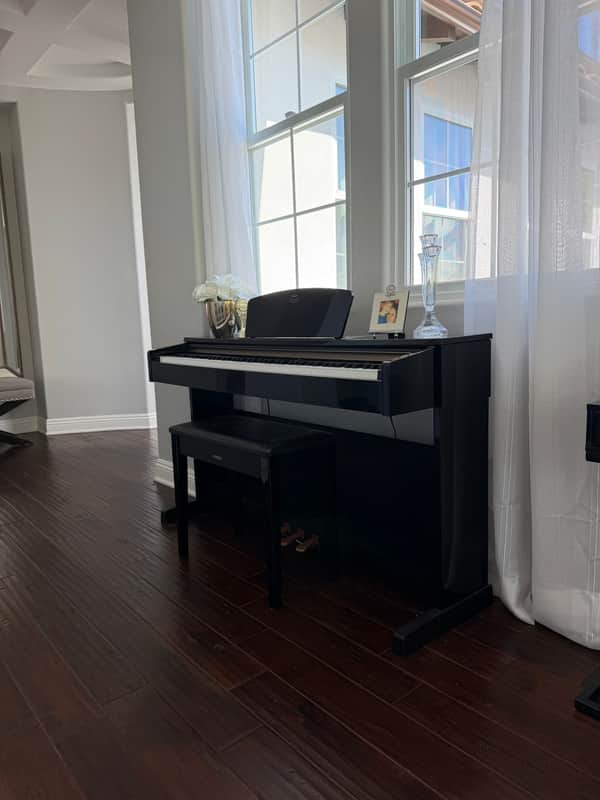 Yamaha digital piano YDP-C71PE 2012 - Black image 1