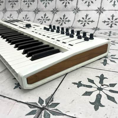 Arturia KeyLab 61 MkIII MIDI Controller image 6