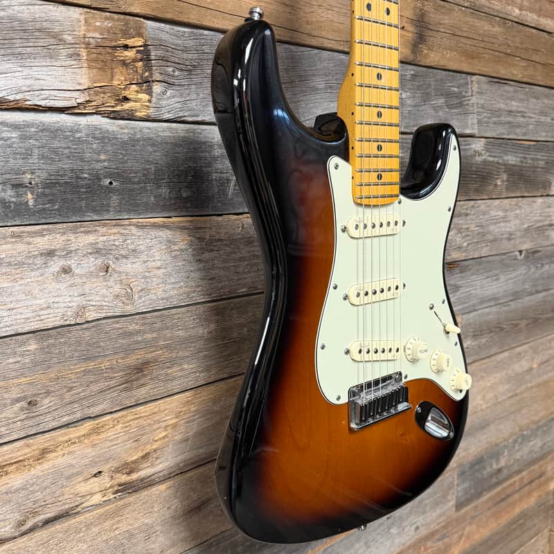 Fender American Deluxe Stratocaster with Maple Fretboard 2011 - 2015 - 3-Color Sunburst image 1