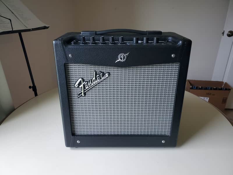 Fender Mustang I V.2 20-Watt 1x8" Modeling Guitar Combo 2013 - 2018 - Black image 1