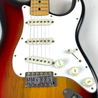 Fender Stratocaster 1974 - Sunburst, Maple neck  Super clean. with original hard  Fender Tolex case image 3