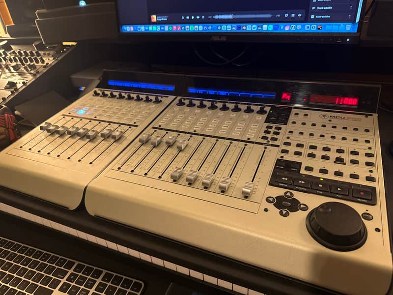 Mackie MCU Pro Universal DAW Control Surface 2008 - Present - Gray image 1