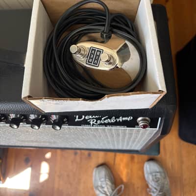 Fender '65 Deluxe Reverb Reissue 22-Watt 1x12" Guitar Combo 1994 - Present - Black image 4