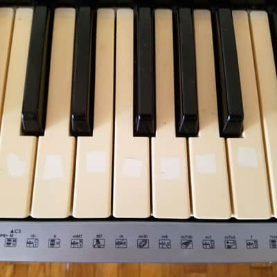 Yamaha DGX-520 88-key piano w\ stand image 4