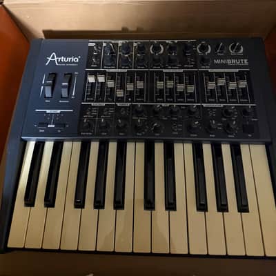 Arturia MiniBrute 25-Key Synthesizer 2012 - 2018 - Black