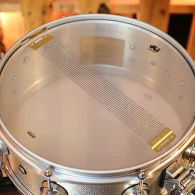 DW 5.5x13 Collector's 3mm Wrinkle Coat Aluminum Snare Drum w/ Satin Chrome Hardware image 5
