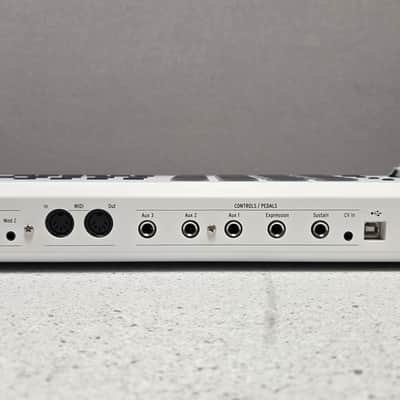 Arturia KeyLab 61 MkII MIDI Controller White image 5
