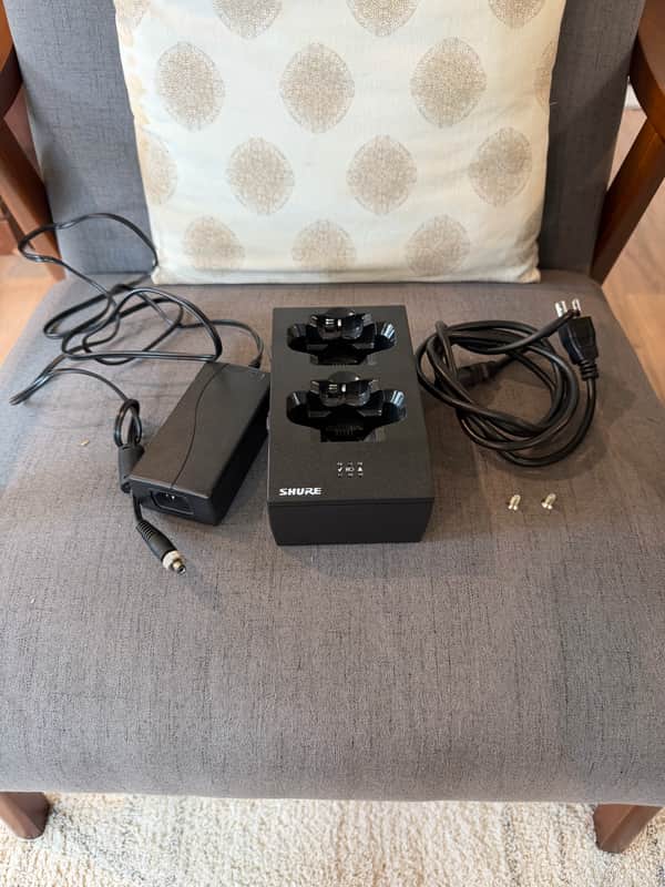Shure SBC200-US Dual Docking Recharging Station with US Power Supply 2022 - Present - Black image 1