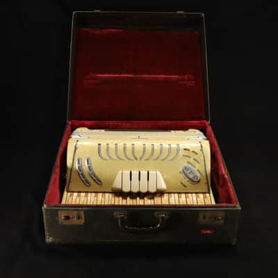 LIRA Model 10 Piano Accordion 41 Collectors Grade image 8
