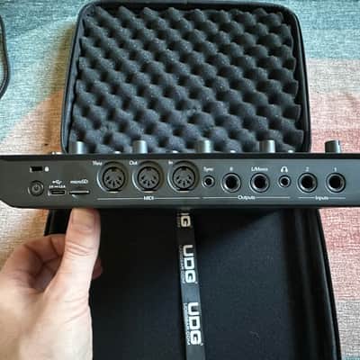 Novation Circuit Tracks Groovebox with Case image 2