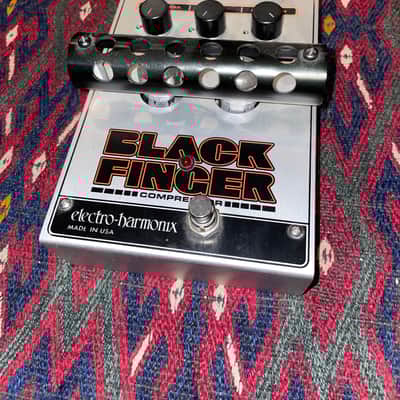 ELECTRO-HARMONIX BLACK FINGER コンプレッサー 箱付 Electro-Harmonix Black Finger Tube Compressor Pedal | Sweetwater