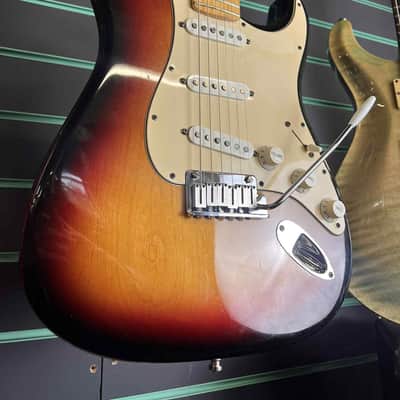 Fender American Standard Stratocaster 3-Color Sunburst 2004 Electric Guitar image 3
