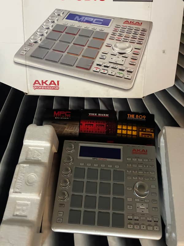 Akai MPC Studio Music Production Controller V1 2012 - 2019 - Grey image 1
