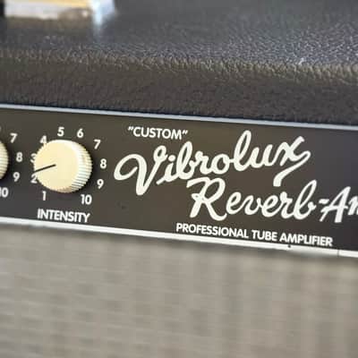 Fender "Custom" Vibrolux Reverb 40-Watt 2x10" Guitar Combo 1999 - Black image 6