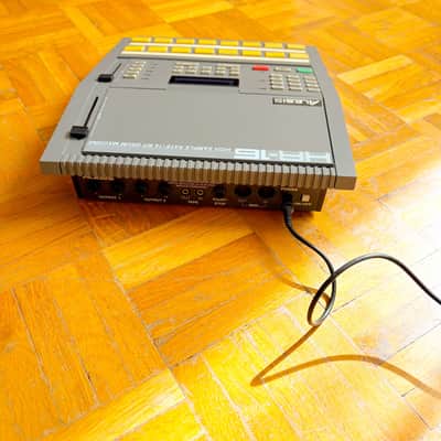 Alesis HR-16 High Sample Rate 16-Bit Drum Machine with original manual + original p.supply and blue led display! image 6