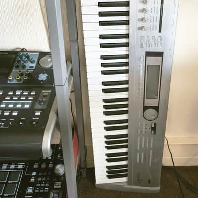 Korg Triton LE 61-Key 62-Voice Polyphonic Workstation 2000 - 2002 - Silver