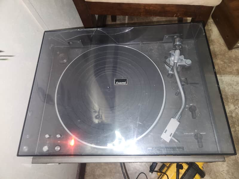 Sansui FR-5080S direct drive 1970 - textured, matte dark-grey composite plinth combined with a brushed silver-toned aluminum trim strip running along the front edge.