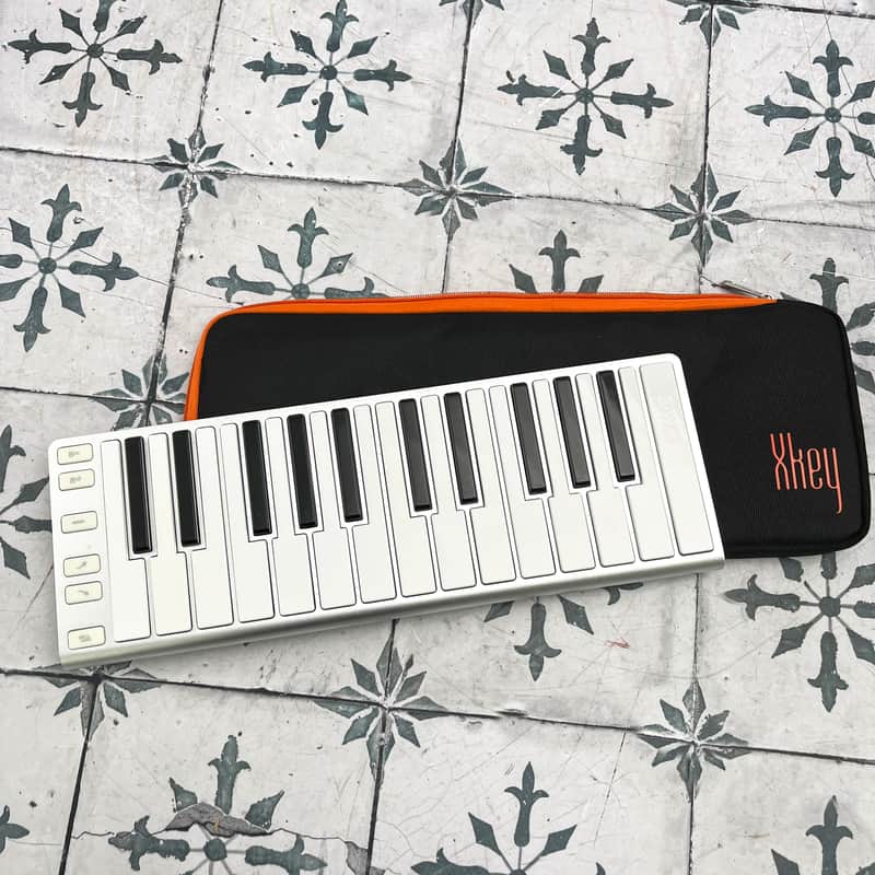 CME Xkey 25-Key Mobile USB Keyboard MIDI Controller image 1