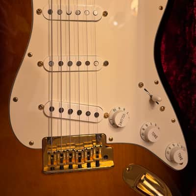 Fender 60th Anniversary Commemorative American Standard Stratocaster with Gold Hardware, Maple Fretboard 2014 - 2-Color Sunburst image 3