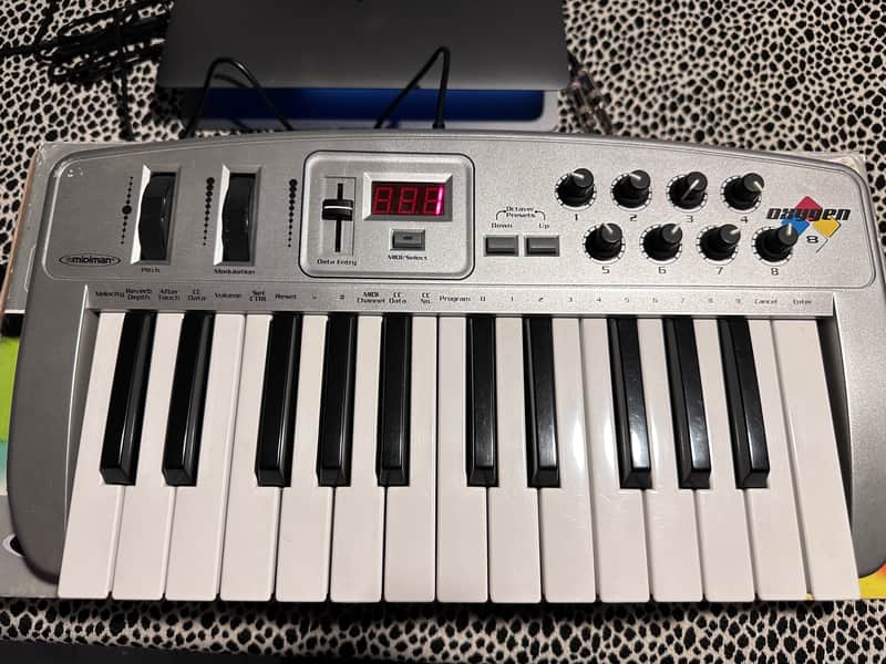 M-Audio Oxygen 8 25-Key MIDI Controller Keyboard 2002 - 2005 - Silver image 1