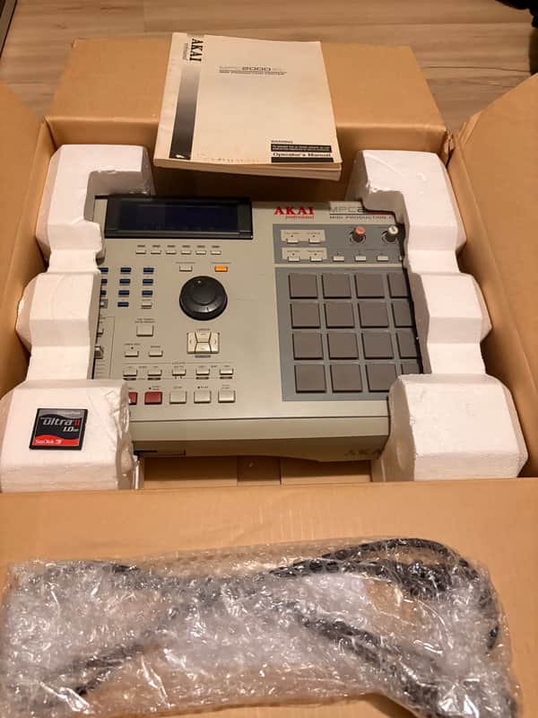 Akai MPC2000XL ORIGINAL BOX +NEW BLUE screen+ 8outs + CF + EB16 + original manual image 1