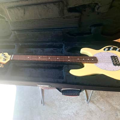 Ernie Ball Music Man StingRay Special 4 H with Rosewood Fretboard - 2018 -  Buttercream image 3