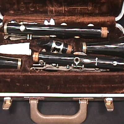 Buescher Aristocrat Bb Clarinet in it's Original Case & Ready to Play   Real Nice!!!   3 C image 4
