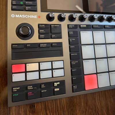 Native Instruments Maschine Plus with decksaver cover & original box image 4
