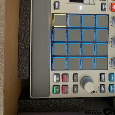 Akai MPC SAMPLE 2025 - Silver image 5