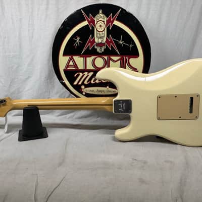 Fender American Standard Stratocaster Guitar with Case 2005 - Olympic White / Maple neck image 8