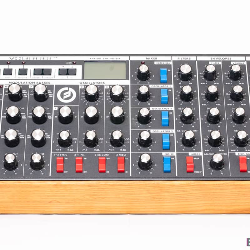 2005 – 2015 Moog Voyager RME Rack Mount Edition Monophonic Syn…