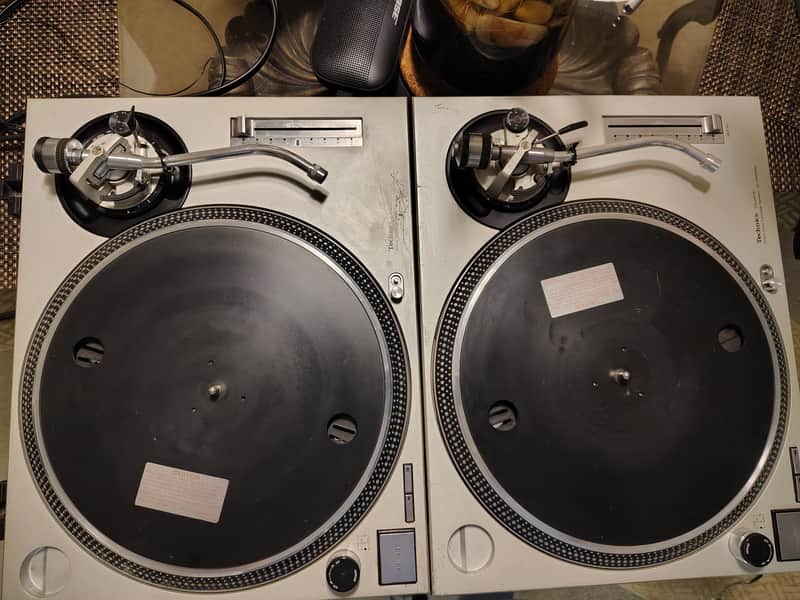 Technics 1200 mk2 1985 - Silver image 1