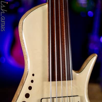Benavente SCB (Single Cutaway Bass) - Hollow body Natural 5-String Fretless image 3
