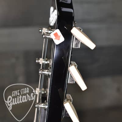 Pre-Owned Supro 1224DBHT Limited Edition David Bowie 1961 Dual Tone Hardtail - White with Hardshell Case image 13