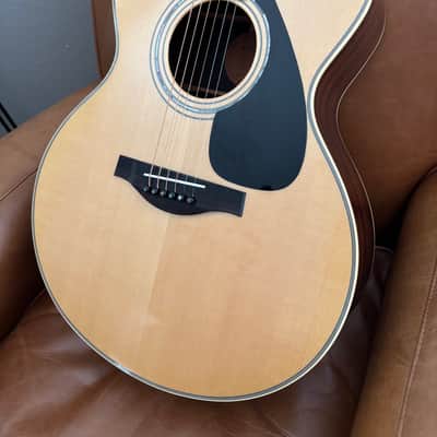 Yamaha LJ16 Medium Jumbo Acoustic Guitar - Natural image 3