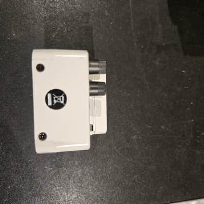 Behringer AB100 Instrument/Amp Selector 2010s - White image 6