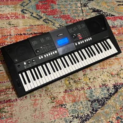 Yamaha PSR-E423 61-Key Portable Keyboard image 1