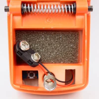 Behringer UZ400 Ultra Fuzz Guitar Effect Pedal image 9