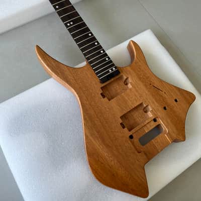 Vibrato system Five pieces. Headless electric guitar neck baked T-shaped contour 24frets Roasted neck Headless Electric guitar 1 piece Mahogany body T Outline image 1