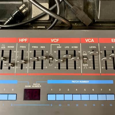 Roland Juno-106 61-Key Programmable Polyphonic Synthesizer With Roland Case - Black image 7