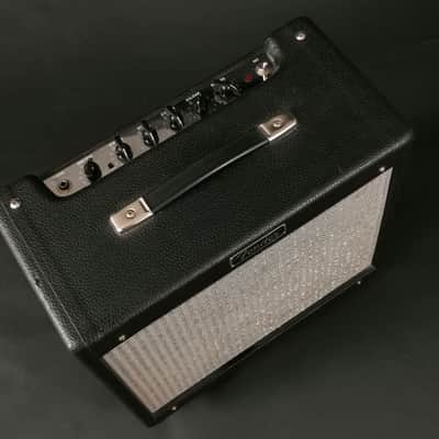 Fender Blues Junior 15-Watt 1x12" Guitar Combo - Black image 3
