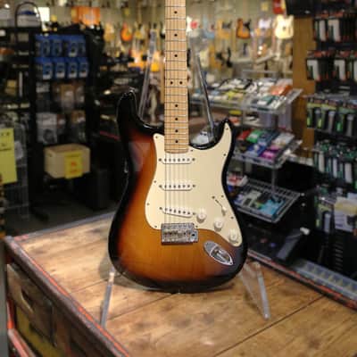 Fender American Special Stratocaster with Maple Fretboard 2010 - 2018 - 2-Color Sunburst image 2