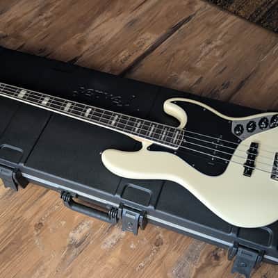 2013 Fender American Deluxe Active 4 String Jazz Bass Guitar White W/OHSC & Candy image 8