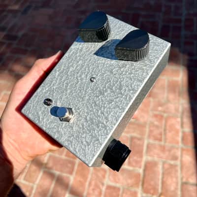 The Cobra Cat Super-Fuzz Guitar Pedal in Silver Hammerite - Univox Clone image 8