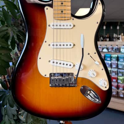 Fender American Stratocaster Maple 2004 - 3 Tone Sunburst image 2