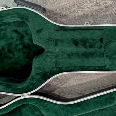 Martin Molded Hard Shell Case for Acoustic Guitar w/ Green Interior image 7